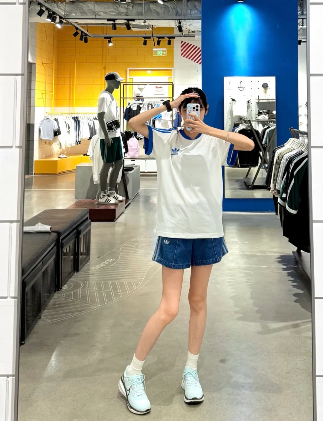 No watermark upper body rendering 𝟬𝟱𝟰𝟳#Exclusive real shot/difference between various stolen pictures and online version on the market [𝗔𝗱𝗶𝗱𝗮𝘀Adidas Song Yuqi Same Style Clover American Trendy Denim Shorts] ✅Full set of 1:1 customized accessories ➕Customized three-label ➕𝗬𝘂𝗮𝗻 version hang tag ➕𝗹𝗼𝗴𝗼 packaging bag🔥 ➕Scan the tag to enter the official website. ✅Top Original version, ins Xiaohongshu Dewu Kuaishou and many bloggers wear it. ✅Washed denim + three-stripe design, the clover logo is super recognizable✨. Loose fit, comfortable to wear and Breathable, suitable for summer commuting, leisure, and sports! With Versatile attributes, it can be worn casually and easily switch between street or vacation styles. It is a must-have item in your summer wardrobe! Color: Blue Size: xs-x L